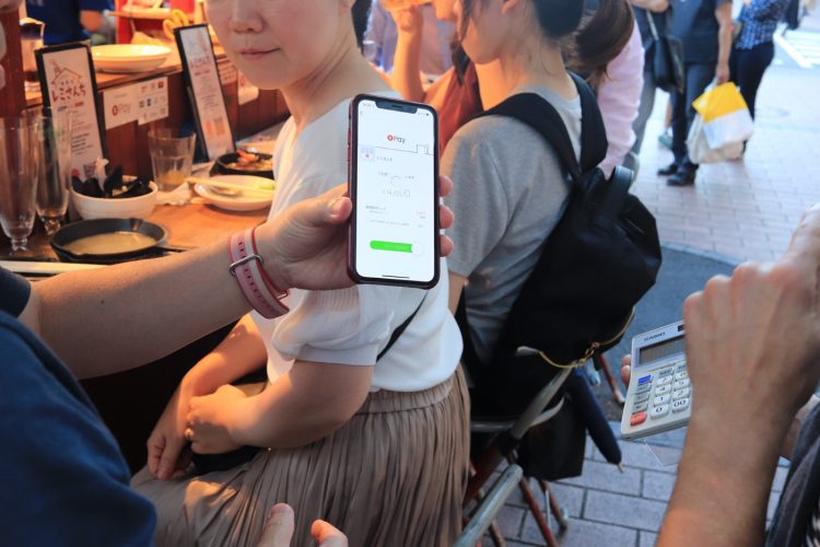 A major experimental project on cashless payments has been underway at Fukuoka’s yatai food stalls, which accept such payments.