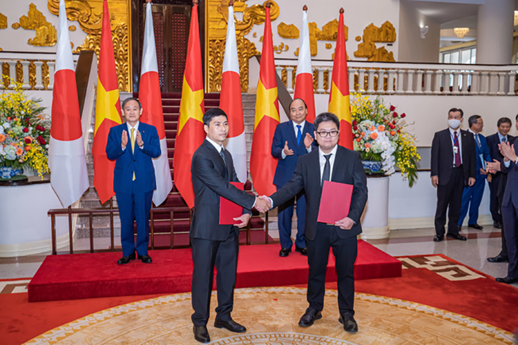 Bui Kien Cuong of Medring Co. (left) poses at a signing ceremony in Vietnam attended by the prime ministers of Japan and Vietnam in October 2020. | MEDRING CO.